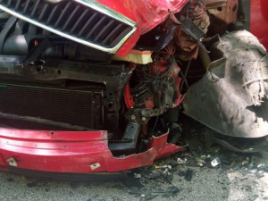 Řidička narazila do traktoru. Pár minut poté na místě havaroval ještě jeřáb