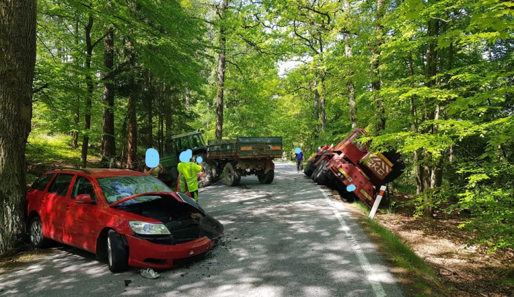 Řidička narazila do traktoru. Pár minut poté na místě havaroval ještě jeřáb