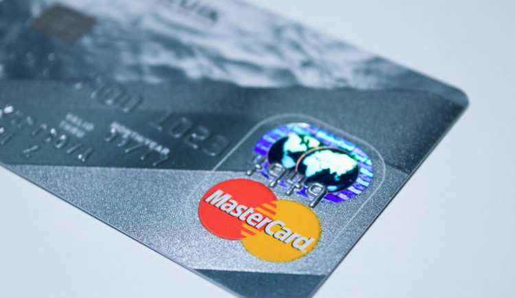 Při placení se usmívejte. Můžete i mávat. Mastercard zahajuje novou éru biometrického ověřování plateb