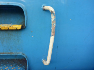 Muž zaparkoval část nákladního vozu do kolejiště. Nad ránem do něj narazil vlak