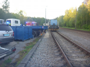 Muž zaparkoval část nákladního vozu do kolejiště. Nad ránem do něj narazil vlak