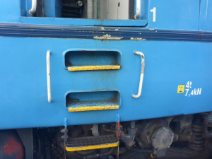 Muž zaparkoval část nákladního vozu do kolejiště. Nad ránem do něj narazil vlak