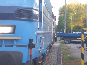 Muž zaparkoval část nákladního vozu do kolejiště. Nad ránem do něj narazil vlak