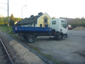 Muž zaparkoval část nákladního vozu do kolejiště. Nad ránem do něj narazil vlak