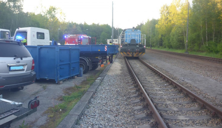 Muž zaparkoval část nákladního vozu do kolejiště. Nad ránem do něj narazil vlak