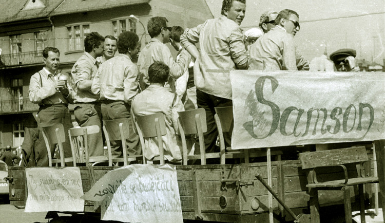 Valník se studenty a pedagogy na majálesu v roce 1966 na Senovážném.