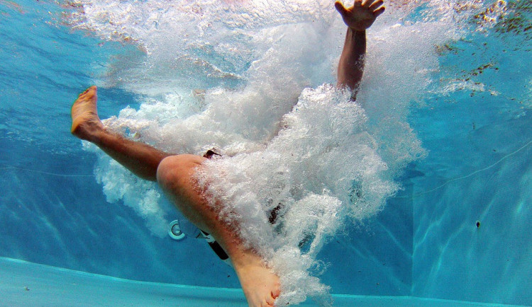 Bazén je nejlepší napouštět přes noc. Ušetříte tím komplikace sousedům, tvrdí vodohospodáři