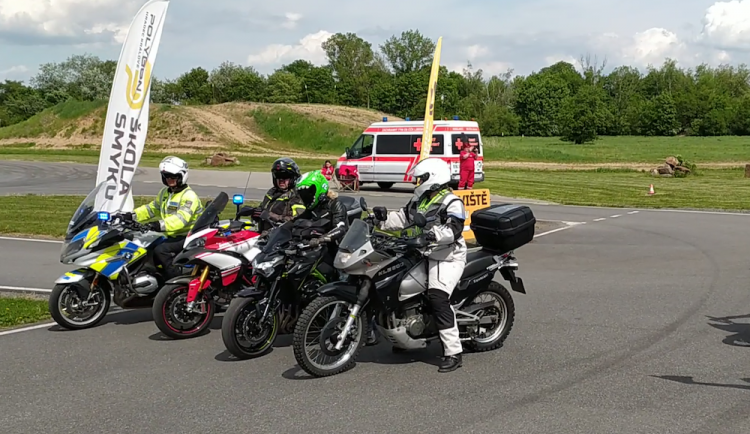 Učme se přežít. S policisty na kurz bezpečné jízdy