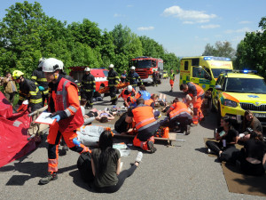 Písečtí hasiči, záchranáři i policisté společně cvičili zásah u hromadné nehody