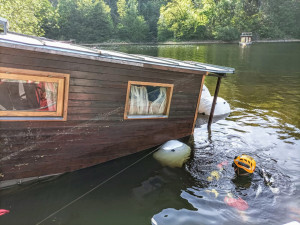 Pod Žďákovským mostem se potápěl hausbót. Hasiči ho dostali na břeh díky vakům