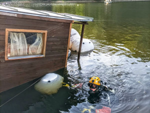 Pod Žďákovským mostem se potápěl hausbót. Hasiči ho dostali na břeh díky vakům