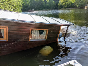 Pod Žďákovským mostem se potápěl hausbót. Hasiči ho dostali na břeh díky vakům