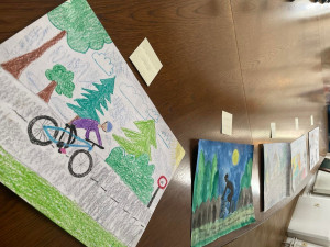 Děti kreslily, jak podle nich vypadá bezpečný cyklista. Nejlepší výtvory policie ocenila