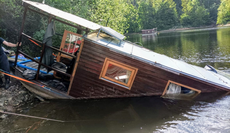 Hausbót se potápěl na břehu v katastru obce Staré Sedlo pod Ždákovským mostem.