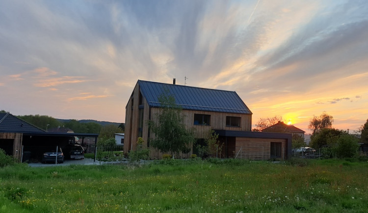 HELUZ Dům roku 2021: Minimalismus se sedlovou střechou domu i vesnici sluší