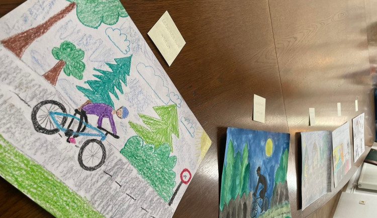 Děti kreslily, jak podle nich vypadá bezpečný cyklista. Nejlepší výtvory policie ocenila