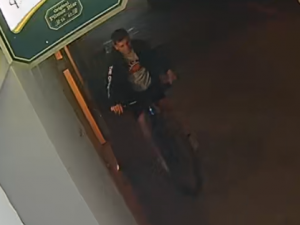 Neznámí pachatelé zničili poličku a rozbili s ní výlohu v centru města. Pátrá po nich policie