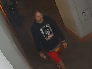 Neznámí pachatelé zničili poličku a rozbili s ní výlohu v centru města. Pátrá po nich policie