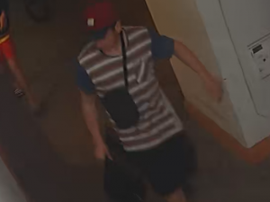 Neznámí pachatelé zničili poličku a rozbili s ní výlohu v centru města. Pátrá po nich policie