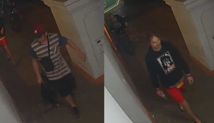 Neznámí pachatelé zničili poličku a rozbili s ní výlohu v centru města. Pátrá po nich policie