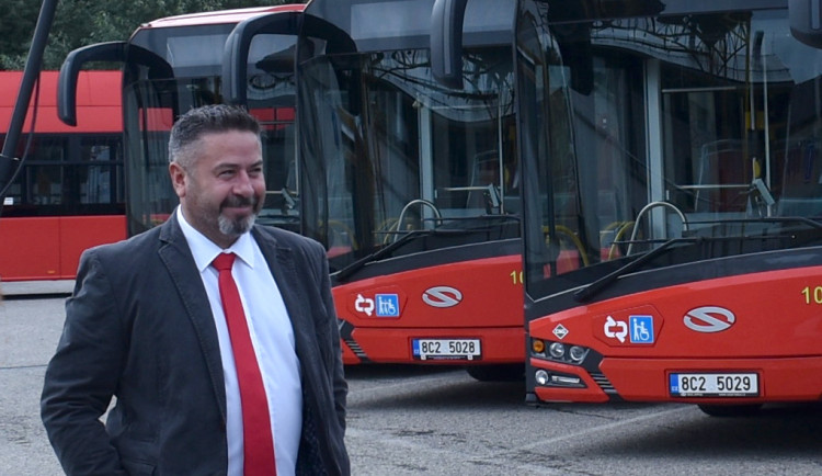 Mzdy řidičů autobusů musíme řešit, říká ředitel dopravního podniku Slavoj Dolejš