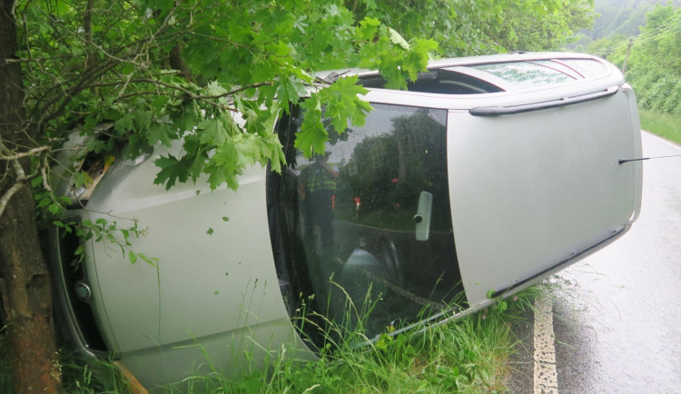 Řidič na Jablonecku usnul za volantem. Auto se převrátilo
