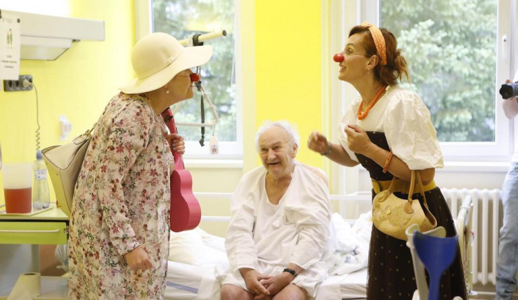 Humor kvete v každém věku aneb Zdravotní klauni ve strakonické nemocnici