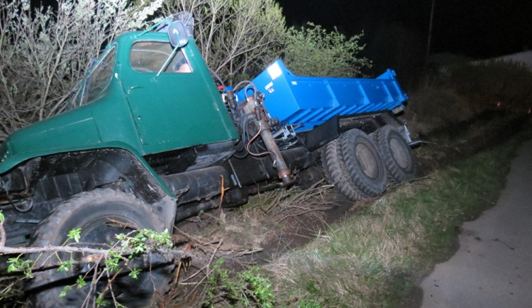 Řidič nákladního auta havaroval před vjezdem do letiště. Test na alkohol ukázal více než 1,5 promile