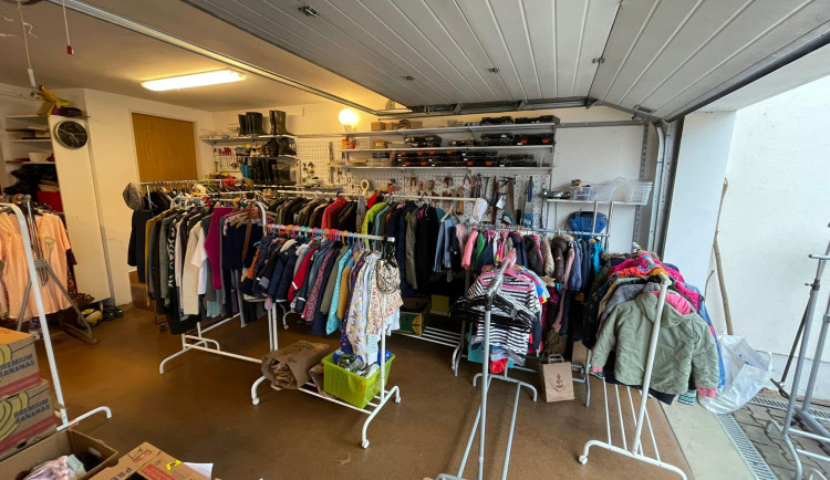 Humanitární sklad bude nově na Okružní ulici. Největší poptávka je po letním oblečení nebo školních potřebách