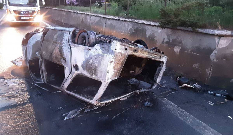 Po noční havárii hořelo v Dušejově auto, dva lidé skončili v péči záchranářů