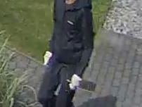 Policie pátrá po totožnosti dvou mužů. Mohou pomoct s vyšetřováním případu