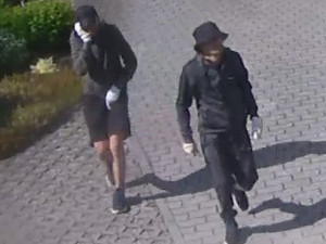 Policie pátrá po totožnosti dvou mužů. Mohou pomoct s vyšetřováním případu
