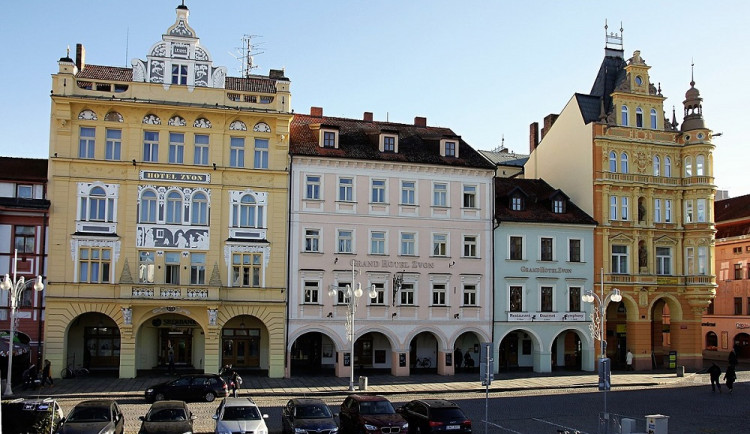 VIDEO: Recepční zadržela zloděje, který vykrádal hotel v centru Českých Budějovic