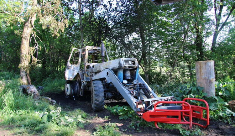 Policisté prošetřují požár traktoru a lesního stroje. Škoda je téměř milion korun