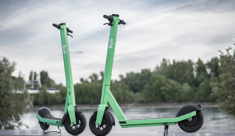 Už žádná jízda ve dvou nebo v opilosti. Využívání sdílených koloběžek a kol Bolt bude nově bezpečnější