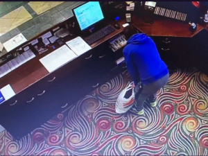 Recepční, která zadržela zloděje, dostala ocenění od policie. Muže čeká soud