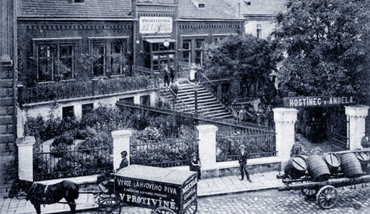 Hostinec a stáčírna piva do lahví U Zlatého anděla po roce 1900.