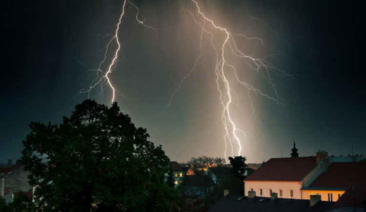 V celém Česku hrozí v noci na sobotu silné bouřky