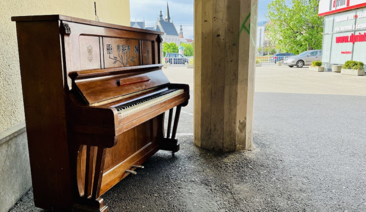 Na piano si může u Metropolu zahrát každý. Budějce se připojily k světovému svátku hudby