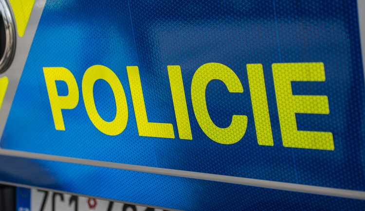 Nárazem vyvrátil strom, skončil na střeše na poli. Mladý řidič BMW havaroval u Heroltic, je vážně zraněn