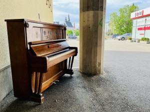 Na piano si může u Metropolu zahrát každý. Budějce se připojily k světovému svátku hudby
