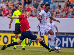 Folarin Balogun v souboji o míč.