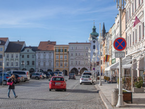Řidiči zaplatí za parkování v centru Budějc o víkendech i v noci