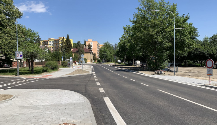 Plavská se otevřela řidičům. Rekonstrukce skončila o měsíc dříve