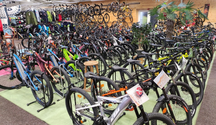 Zájemci o kola by si měli pospíšit, zní z Dajsportu. Ta elektrická mizí rychleji