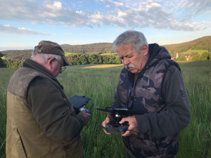 Průzkum luk drony před sečením zachrání na jihu Čech desítky srnčat
