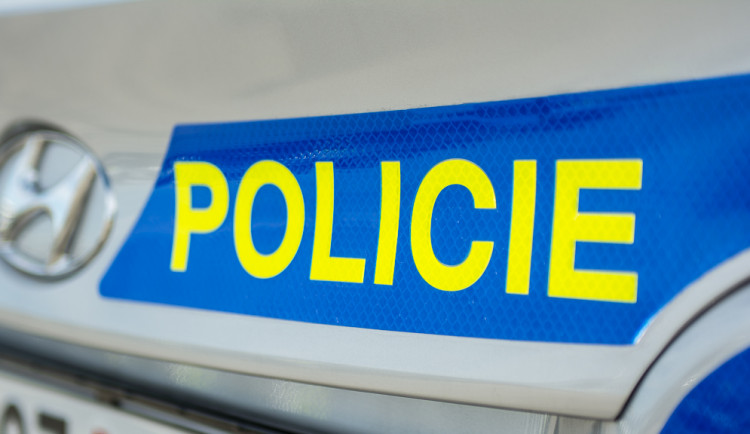 Řidička v Loudilce přehlédla řadu aut čekajících na odbočení, nárazem spustila řetězovou reakci