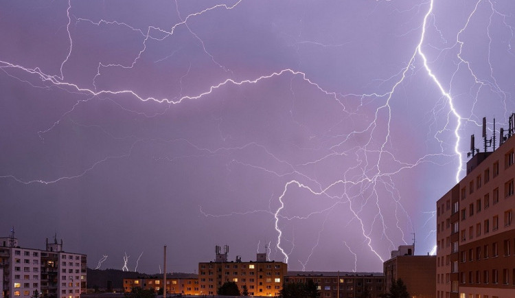 Jih Čech zasáhnou silné bouřky s přívalovými dešti a kroupami, varovali meteorologové