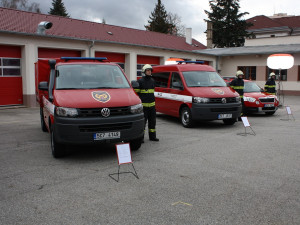 Jihočeští hasiči získali díky nadaci ČEZ termokamery, ochranné oděvy, defibrilátory a další vybavení