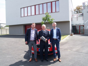 Jihočeští hasiči získali díky nadaci ČEZ termokamery, ochranné oděvy, defibrilátory a další vybavení